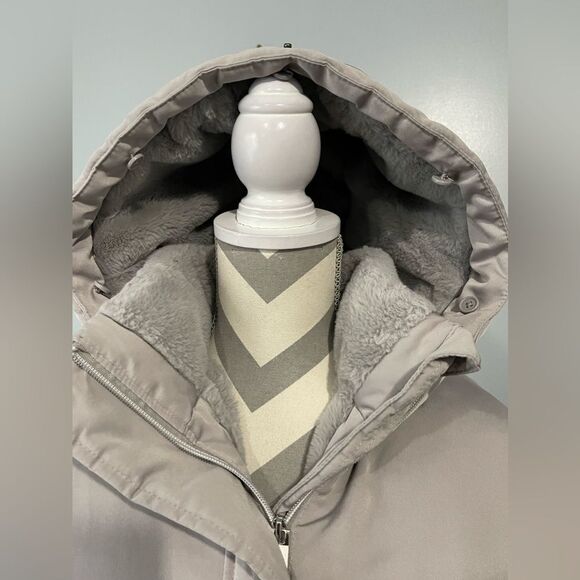 Hollister Women’s Parka - Picture 9 of 16